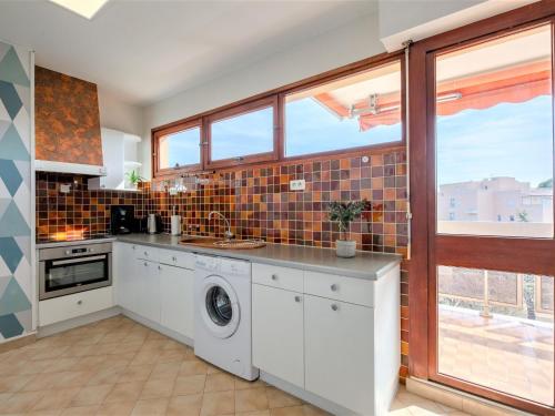 Il comprend une cuisine équipée d'un lave-linge et d'un sèche-linge. dans l'établissement Apartment Le Maxime-1 by Interhome, à Sainte-Maxime