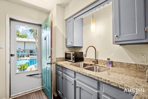 Kuchyň nebo kuchyňský kout v ubytování Walk to the Golf Course 2BD Apt, Pool, and Parking