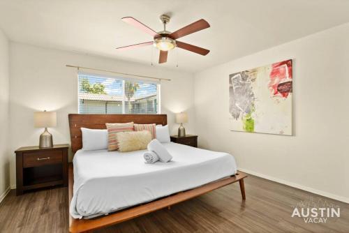 Postel nebo postele na pokoji v ubytování Walk to the Golf Course 2BD Apt, Pool, and Parking