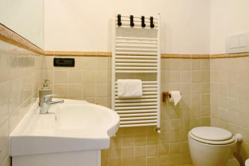 bagno con lavandino e servizi igienici di La Melanina a Recco