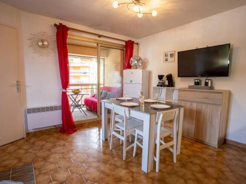 une cuisine avec une table et des chaises dans une pièce dans l'établissement Apartment Les Régatiers by Interhome, à Hyères
