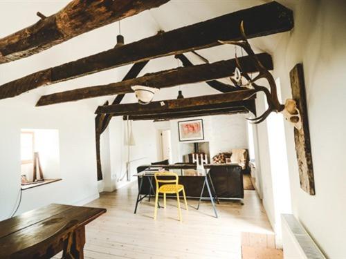 uma sala de jantar com uma mesa e cadeiras num quarto em The Croft Place of Architectual Interest em Lochearnhead