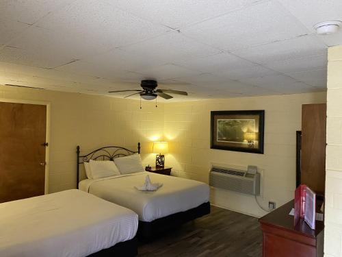 - une chambre avec 2 lits et un ventilateur de plafond dans l'établissement JI11, Queen Guest Room at the Joplin Inn at the entrance to Mountain Harbor Resort Hotel Room, à Mount Ida