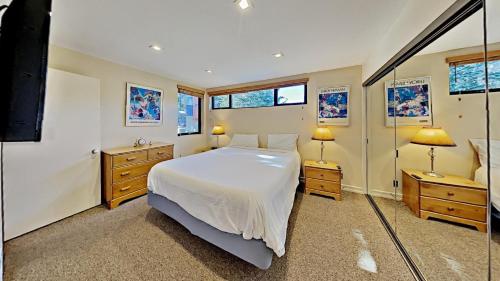 - une chambre avec un lit blanc et 2 tables de chevet dans l'établissement Slopeside Four Bedroom Homes at 1849 Condos - Free Wifi & Parking!, à Mammoth Lakes