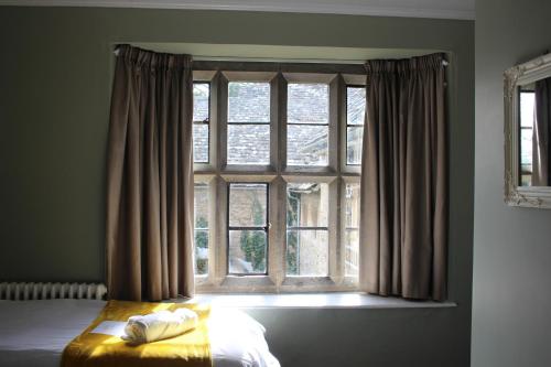 Ένα ή περισσότερα κρεβάτια σε δωμάτιο στο Charney Manor