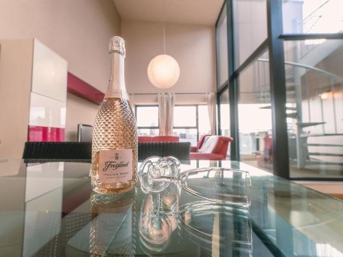 una bottiglia di champagne seduta su un tavolo di vetro di Apartment Rooftop Breeze by Interhome a Ostenda