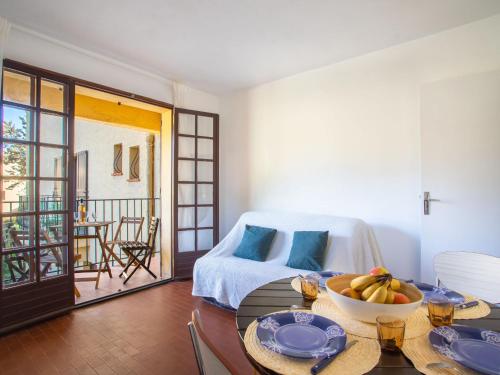 une chambre avec un lit et une table avec un bol de fruits dans l'établissement Apartment Saint Clair by Interhome, au Lavandou