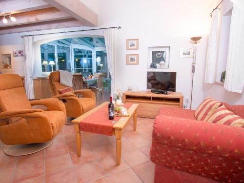 sala de estar con muebles de color naranja y TV en Holiday Home Bärbel by Interhome, en Norden