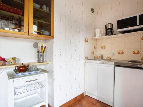 une cuisine avec des armoires blanches et un comptoir dans l'établissement Apartment Le Vega by Interhome, à Cagnes-sur-Mer