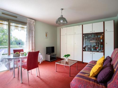 un salon avec un canapé et une table dans l'établissement Apartment Le Vega by Interhome, à Cagnes-sur-Mer