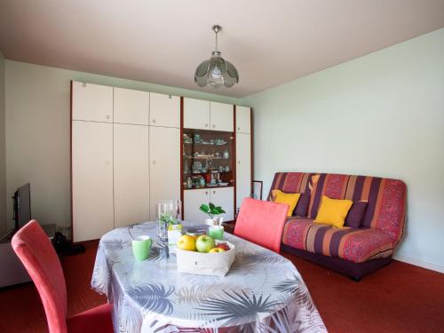 - un salon avec une table et un canapé dans l'établissement Apartment Le Vega by Interhome, à Cagnes-sur-Mer