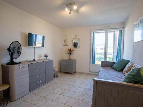 un salon avec un canapé et une télévision dans l'établissement Apartment Côte d'Azur-13 by Interhome, à Bormes-les-Mimosas