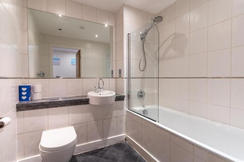 ein Bad mit einem WC, einem Waschbecken und einer Dusche in der Unterkunft Spacious 2BDR Flat for 5 in City Centre in Liverpool