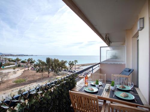 un balcon avec une table et des chaises et une vue sur l'océan dans l'établissement Studio Le Cagnes Beach-1 by Interhome, à Cagnes-sur-Mer