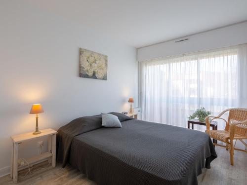 une chambre avec un lit, une chaise et une fenêtre dans l'établissement Apartment Le Maxime-2 by Interhome, à Sainte-Maxime