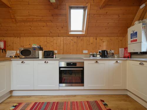 Kuchyň nebo kuchyňský kout v ubytování Chalet Birchwood Cottage by Interhome