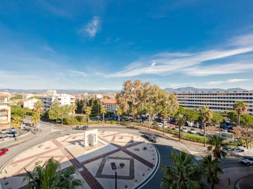 - une vue sur une ville avec un bâtiment et une rue dans l'établissement Studio Résidence Aigue Marine-2 by Interhome, à Fréjus