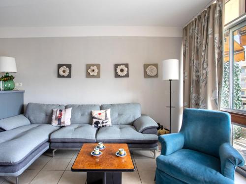 un soggiorno con divano, 2 sedie e tavolo di Apartment Heliotel Marine by Interhome a Saint-Laurent-du-Var