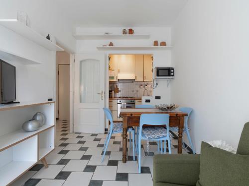 uma cozinha e sala de jantar com mesa e cadeiras em Apartment Casa Lory by Interhome em Toirano