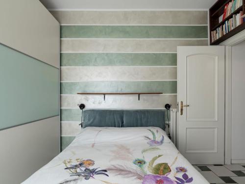 una camera con un letto a righe di Apartment Casa Lory by Interhome a Toirano