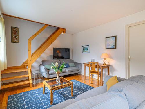 un salon avec un canapé et une table dans l'établissement Holiday Home Le Rivage by Interhome, à Carnac