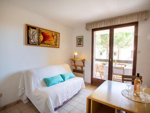 - une chambre avec un lit blanc, une table et un sidx de table dans l'établissement Studio Les Mimosas Bleus-2 by Interhome, à Bormes-les-Mimosas