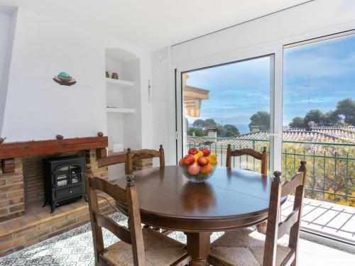 un comedor con una mesa con fruta. en Apartment Moré III by Interhome en Llança