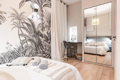 um quarto com uma cama e um espelho grande em MY CASA - LA CROIX - Old Town - Modern apartment, 2 bedrooms em Nice