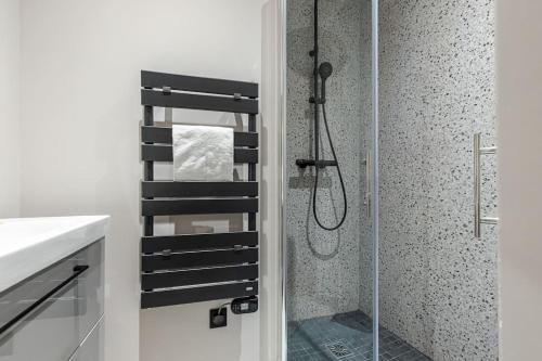 W łazience znajduje się prysznic ze szklanymi drzwiami. w obiekcie MY CASA - LA CROIX - Old Town - Modern apartment, 2 bedrooms w Nicei