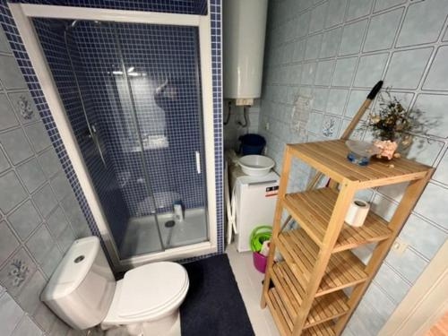 エンプリアブラバにあるGran Reservaの小さなバスルーム(トイレ、シャワー付)