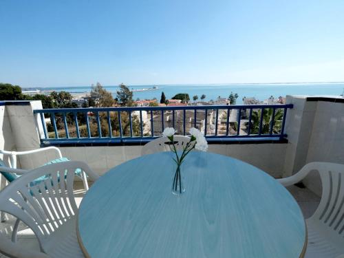 un vase de fleurs assis sur une table sur un balcon dans l'établissement Apartment Ordre de Malta by Interhome, à Sant Carles de la Ràpita