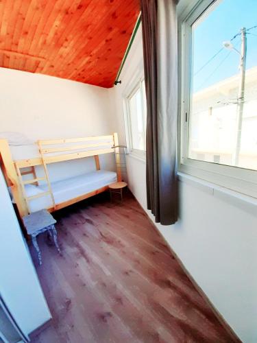 Cette chambre dispose d'une fenêtre et de parquet. dans l'établissement appartement 45m2 parking gratuit en plein centre ville, à Valras-Plage