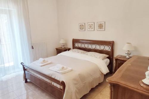 um quarto com uma cama com duas toalhas em B&B Francesca em Calascibetta