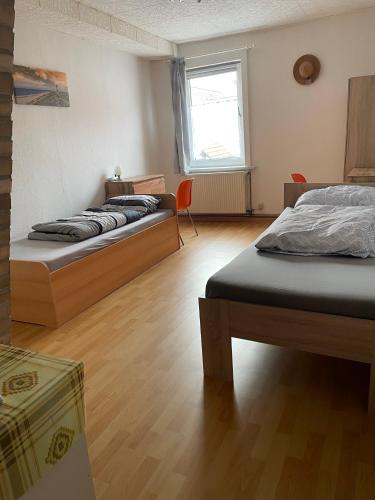 1 dormitorio con 2 camas y suelo de madera en Unterkunft in Springe Zentrum en Springe