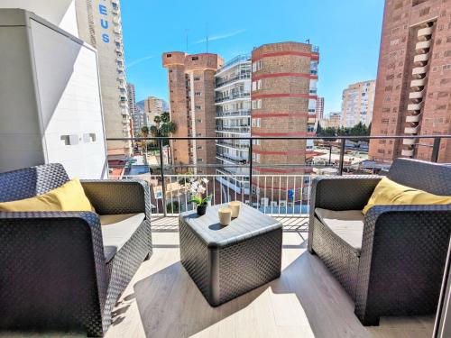 een balkon met stoelen en een tafel in een gebouw bij Apartment Dona I by Interhome in Benidorm