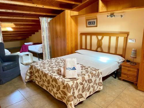 デニアにあるlolaのベッドルーム1室(ベッド1台、青い椅子付)