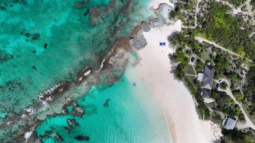 eine Luftansicht auf einen Strand und das Meer in der Unterkunft Pebbles cottage in Governors Harbour