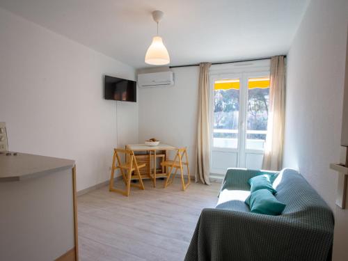 Televízia a/alebo spoločenská miestnosť v ubytovaní Apartment Côte d'Azur-16 by Interhome