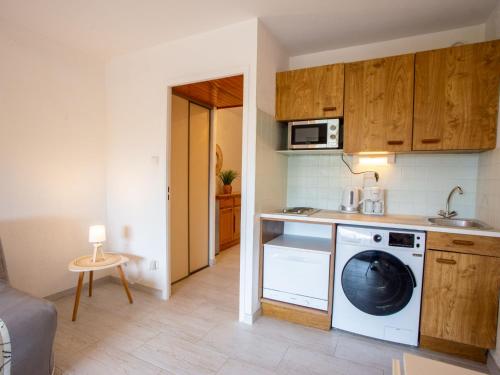 une petite cuisine avec un lave-linge. dans l'établissement Studio Les Regates-2 by Interhome, à Hyères