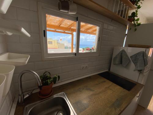Virtuvė arba virtuvėlė apgyvendinimo įstaigoje Nueve Pies Surf house
