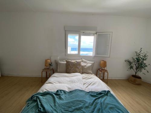 a large bed in a room with a window at Nueve Pies Surf casita in Las Palmas de Gran Canaria