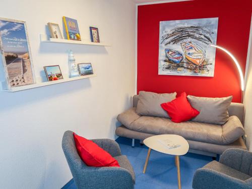sala de estar con 2 sillas y sofá en Apartment Ostsee Residenz by Interhome, en Damp