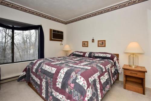 1 dormitorio con cama y ventana en Seven Springs Swiss Mountain 1 Bedroom Standard Condo, Mountain Views! condo, en Champion