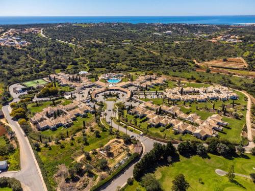 een luchtweergave van een onderverdeling van huizen bij Vale d'Oliveiras Quinta Resort & Spa in Carvoeiro