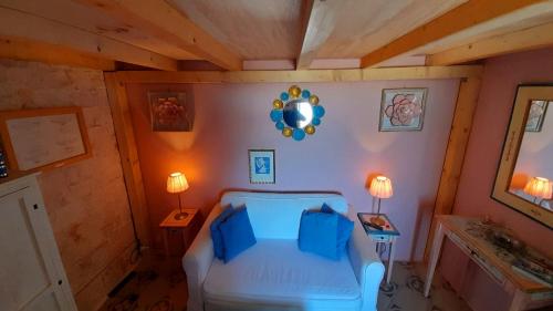 - une petite chambre avec un lit et deux lampes dans l'établissement B&B Luxury Villa Olimpia Home Restaurant, à Selva di Fasano
