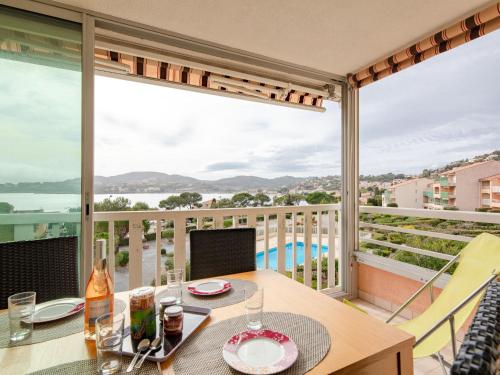 une salle à manger avec une table et un balcon avec vue dans l'établissement Apartment Les Coraux by Interhome, à Agay