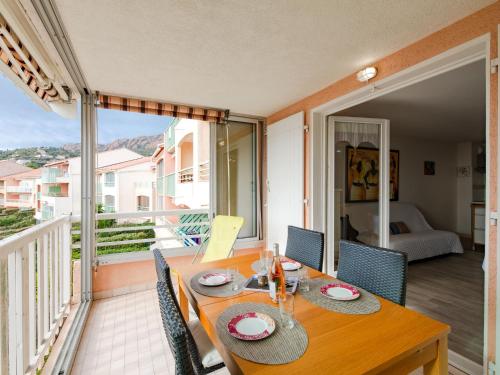 une salle à manger avec une table et des chaises et un balcon dans l'établissement Apartment Les Coraux by Interhome, à Agay