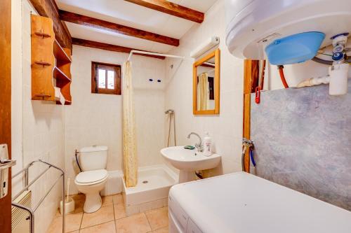 ein Badezimmer mit einem WC, einem Waschbecken und einer Badewanne in der Unterkunft Maison de 3 chambres avec piscine partagee jardin clos et wifi a Lagrasse in Lagrasse