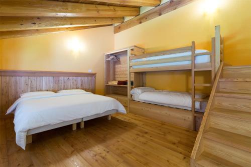 two bunk beds in a room with wooden floors at Civico 6 in Marmora