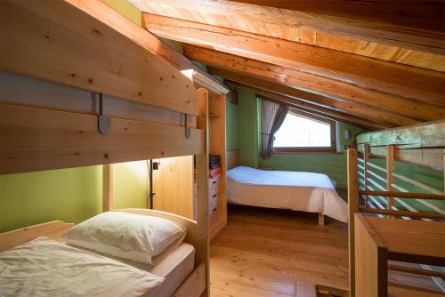 1 Schlafzimmer mit 2 Etagenbetten in einem Blockhaus in der Unterkunft Civico 2 in Marmora